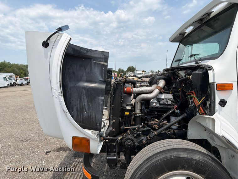 image for item FB5033 2001 International 4900 utility / service truck