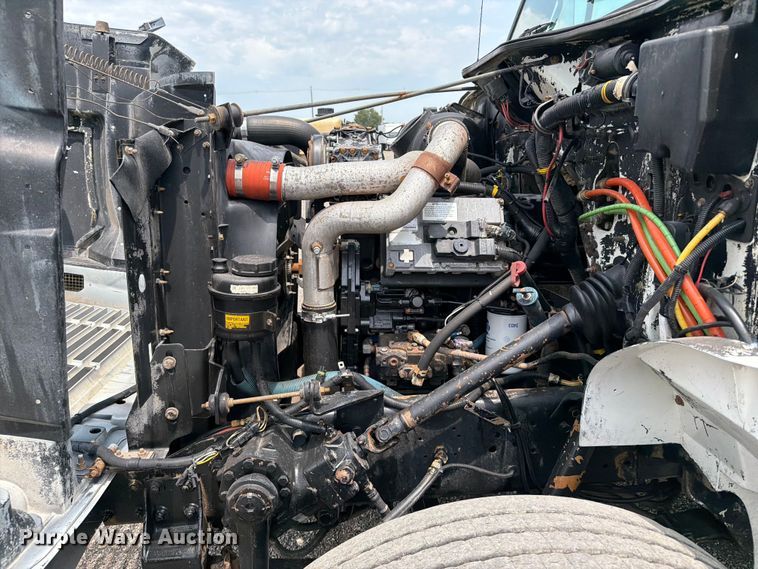 image for item FB5033 2001 International 4900 utility / service truck