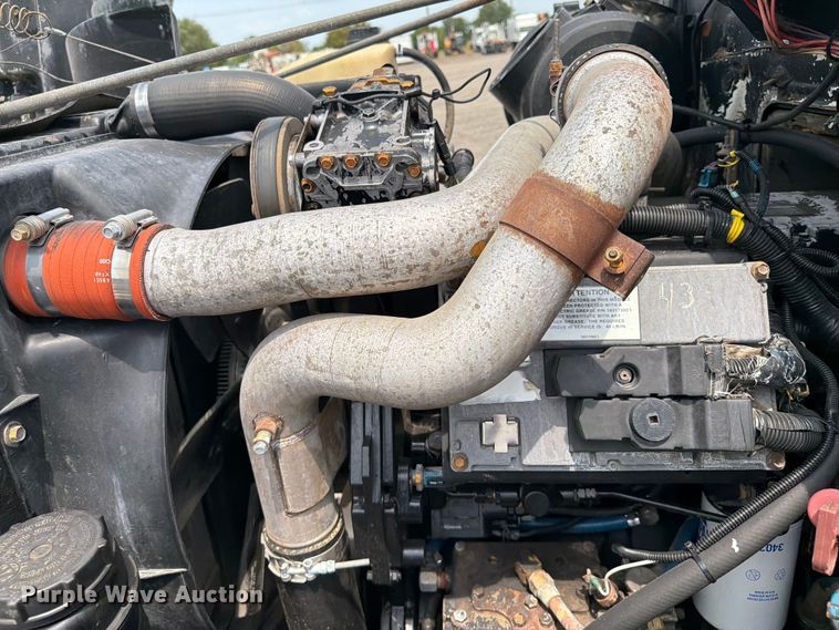 image for item FB5033 2001 International 4900 utility / service truck