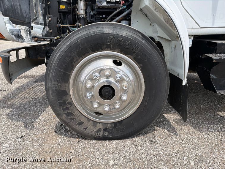 image for item FB5033 2001 International 4900 utility / service truck