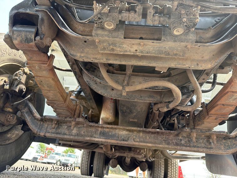 image for item FB5033 2001 International 4900 utility / service truck