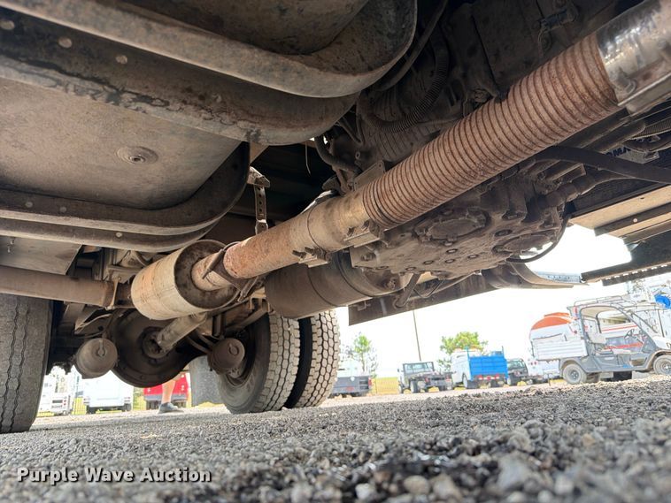 image for item FB5033 2001 International 4900 utility / service truck