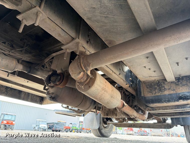 image for item FB5033 2001 International 4900 utility / service truck