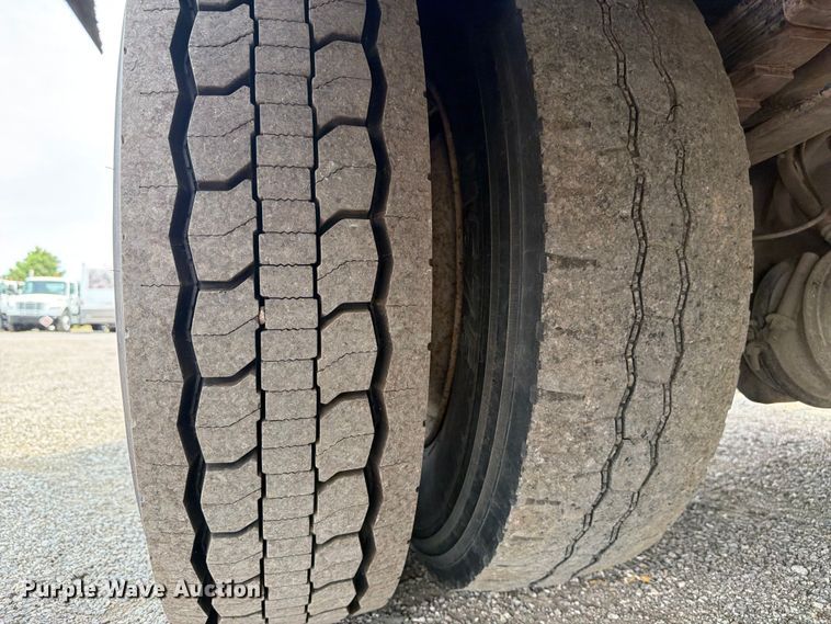 image for item FB5033 2001 International 4900 utility / service truck