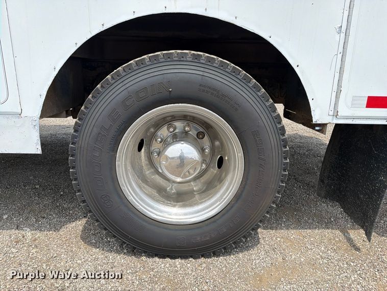 image for item FB5033 2001 International 4900 utility / service truck