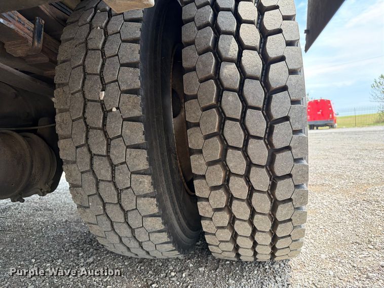 image for item FB5033 2001 International 4900 utility / service truck
