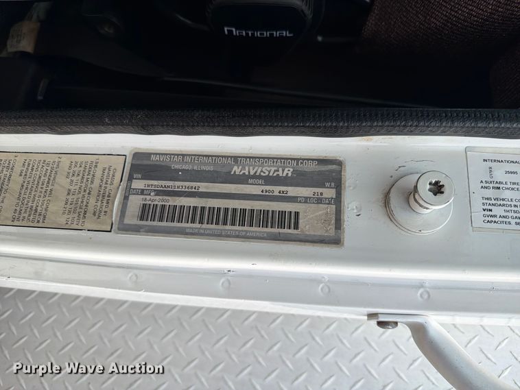 image for item FB5033 2001 International 4900 utility / service truck