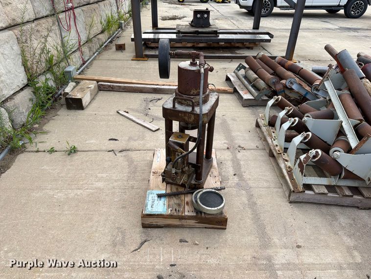 image for item FB5880 Concrete cylinder tester