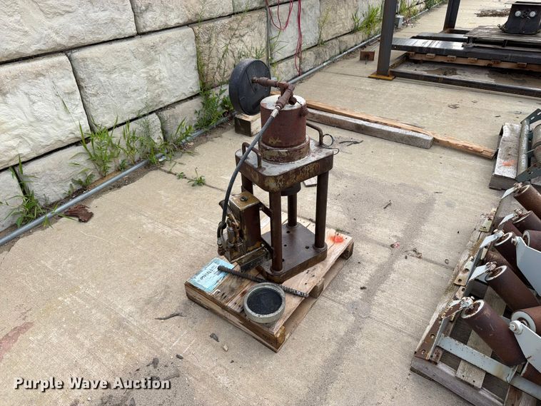 image for item FB5880 Concrete cylinder tester