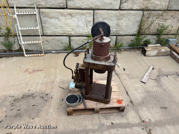 image for item FB5880 Concrete cylinder tester