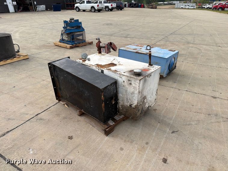 image for item FB5890 (3) tanks