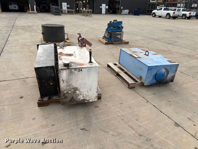 image for item FB5890 (3) tanks