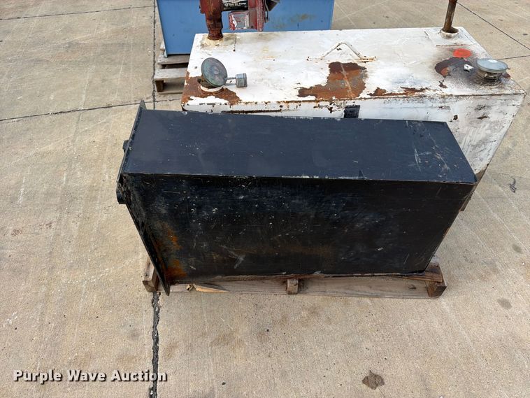 image for item FB5890 (3) tanks