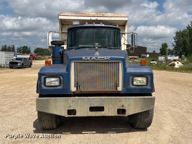 image for item FB5907 1995 Mack RD688S dump truck