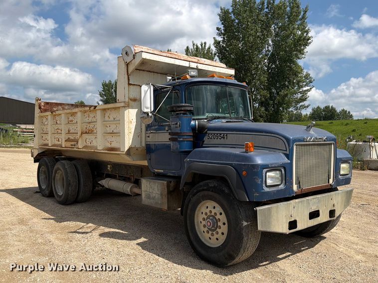 image for item FB5907 1995 Mack RD688S dump truck