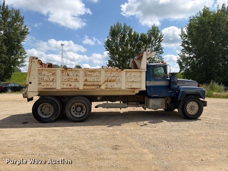 image for item FB5907 1995 Mack RD688S dump truck