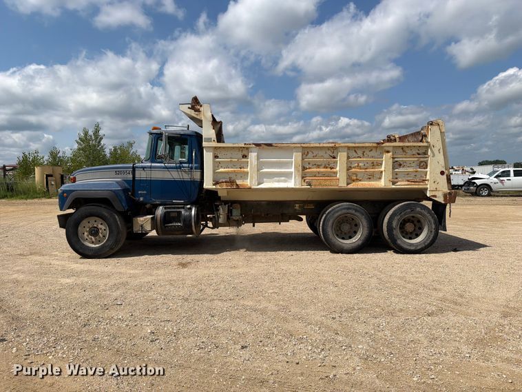 image for item FB5907 1995 Mack RD688S dump truck
