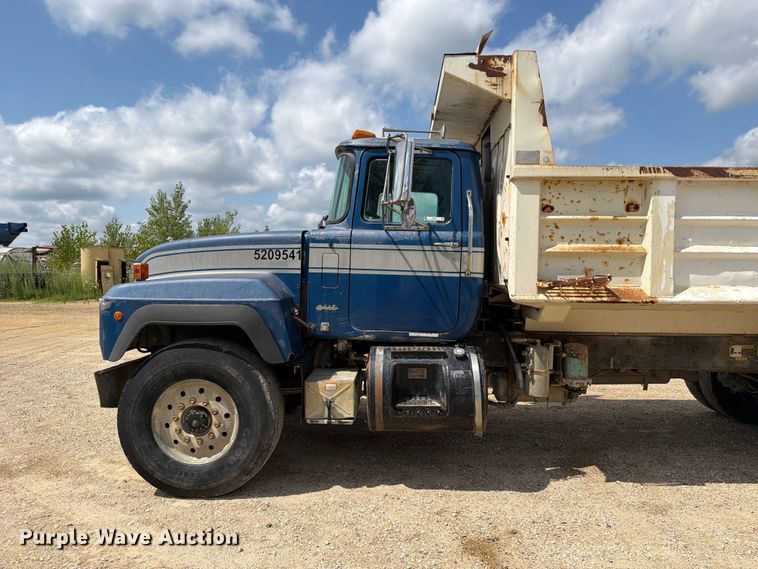 image for item FB5907 1995 Mack RD688S dump truck