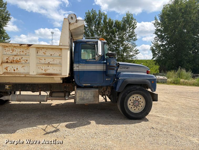 image for item FB5907 1995 Mack RD688S dump truck