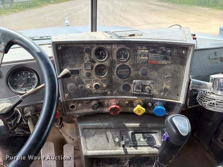 image for item FB5907 1995 Mack RD688S dump truck
