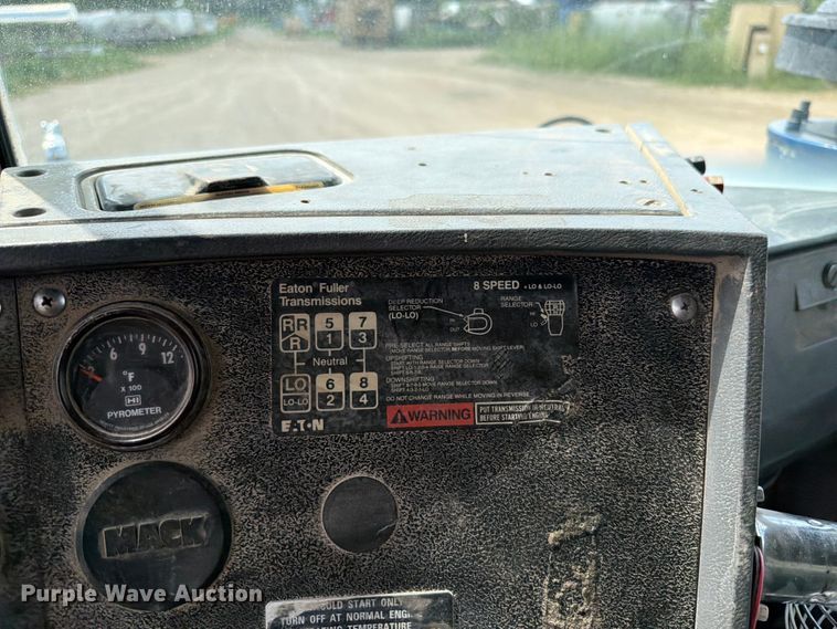 image for item FB5907 1995 Mack RD688S dump truck