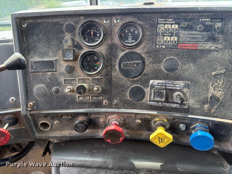 image for item FB5907 1995 Mack RD688S dump truck