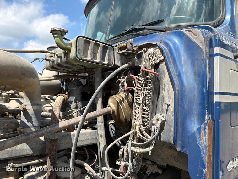 image for item FB5907 1995 Mack RD688S dump truck