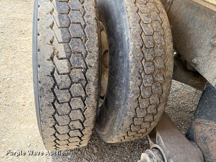 image for item FB5907 1995 Mack RD688S dump truck