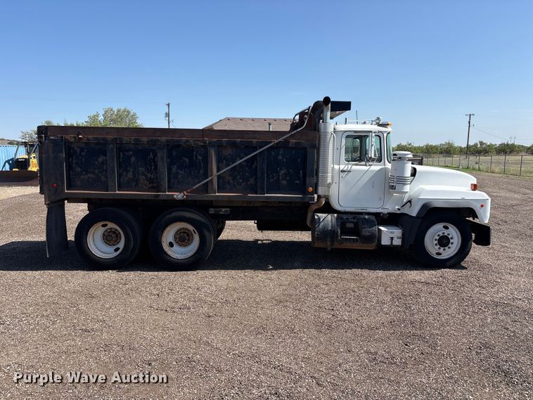 image for item FC2458 2001 Mack RD688S dump truck
