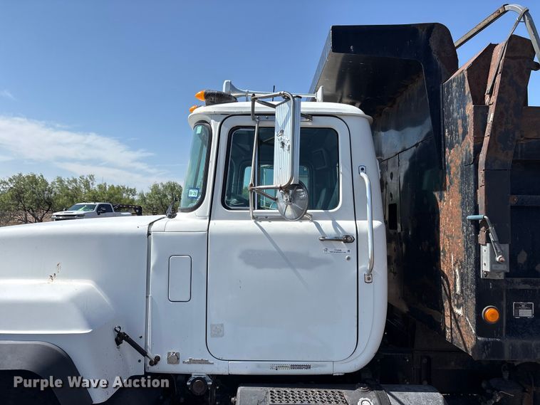 image for item FC2458 2001 Mack RD688S dump truck