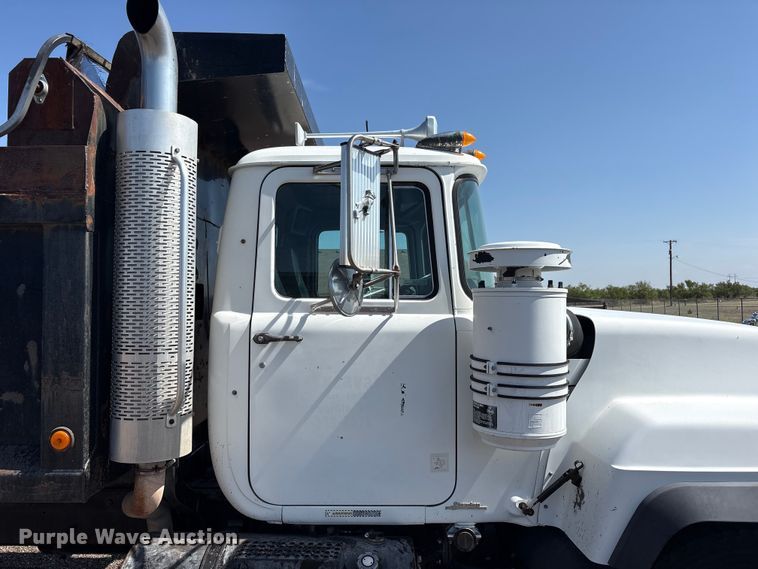 image for item FC2458 2001 Mack RD688S dump truck