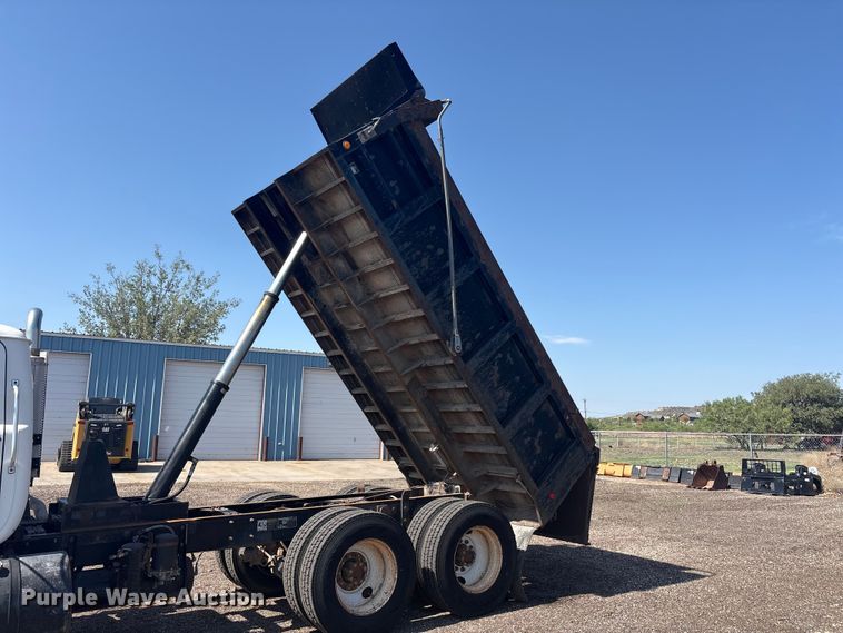image for item FC2458 2001 Mack RD688S dump truck