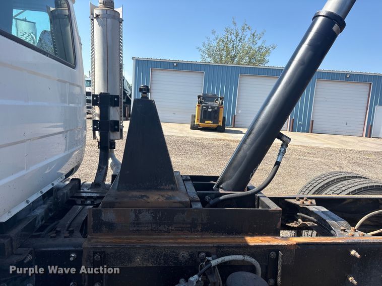 image for item FC2458 2001 Mack RD688S dump truck