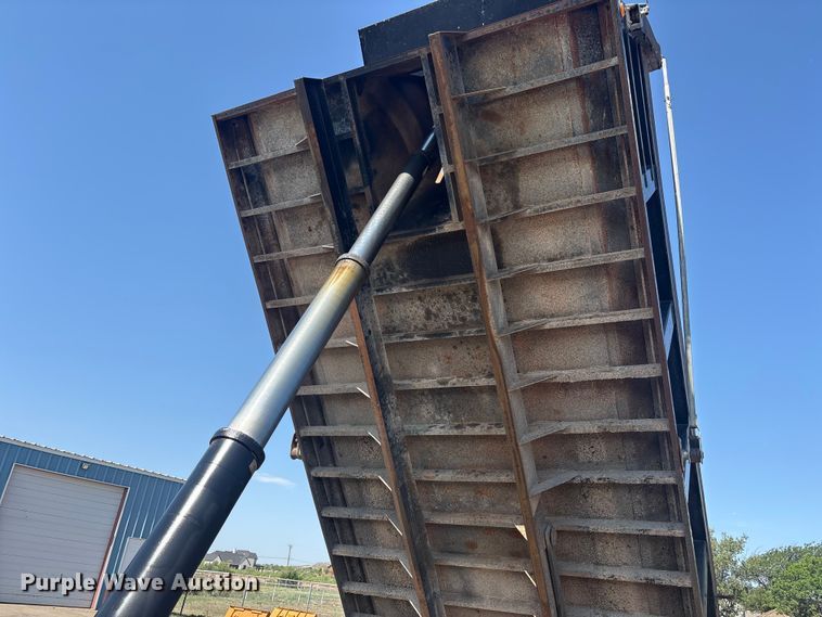 image for item FC2458 2001 Mack RD688S dump truck