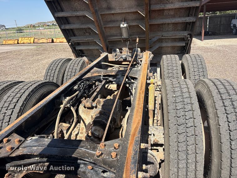 image for item FC2458 2001 Mack RD688S dump truck