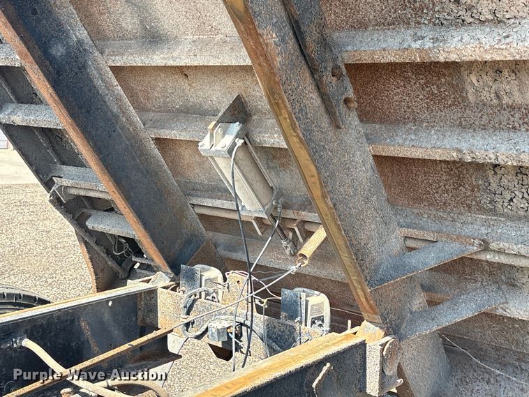 image for item FC2458 2001 Mack RD688S dump truck