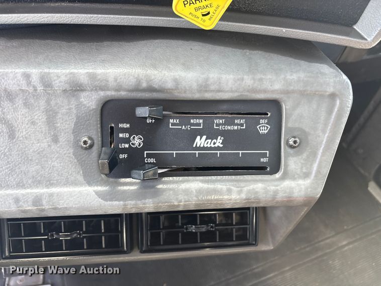 image for item FC2458 2001 Mack RD688S dump truck