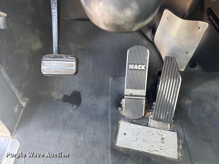 image for item FC2458 2001 Mack RD688S dump truck