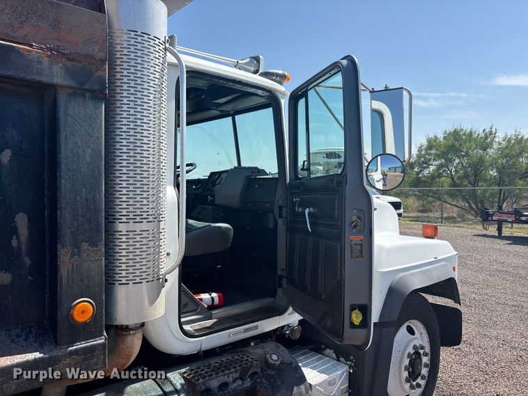 image for item FC2458 2001 Mack RD688S dump truck