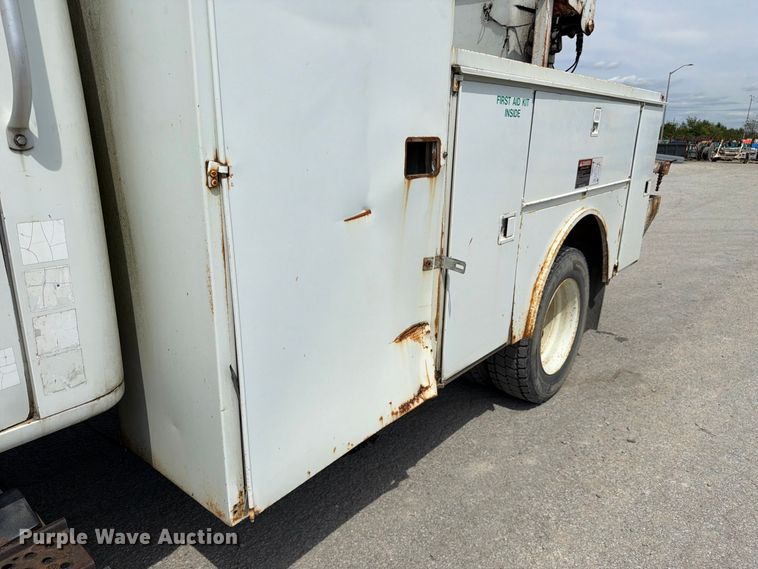 image for item FC3309 1998 International 4700 bucket truck