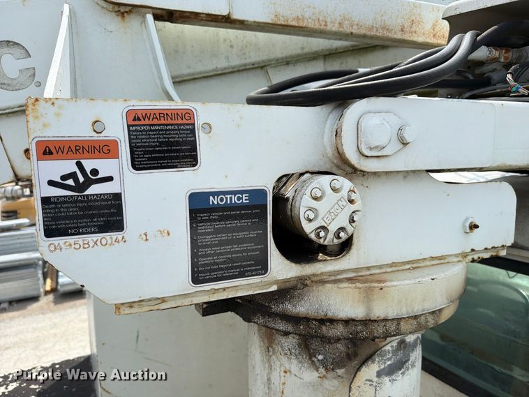 image for item FC3309 1998 International 4700 bucket truck