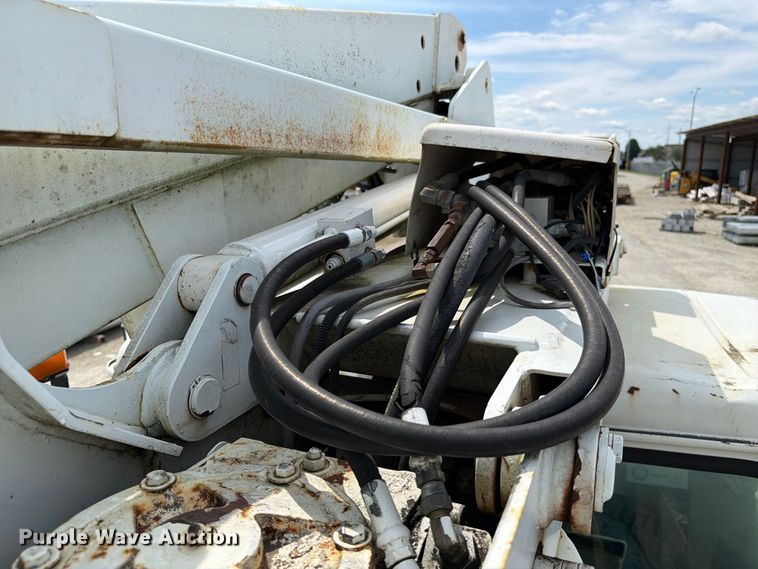 image for item FC3309 1998 International 4700 bucket truck