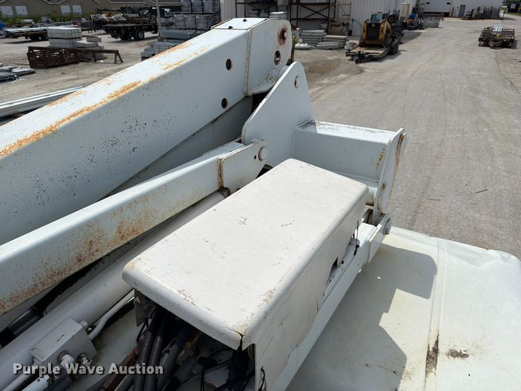 image for item FC3309 1998 International 4700 bucket truck