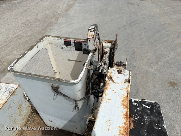 image for item FC3309 1998 International 4700 bucket truck