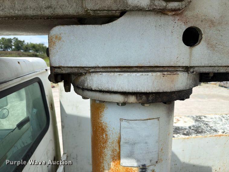 image for item FC3309 1998 International 4700 bucket truck