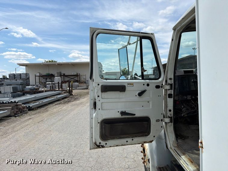 image for item FC3309 1998 International 4700 bucket truck