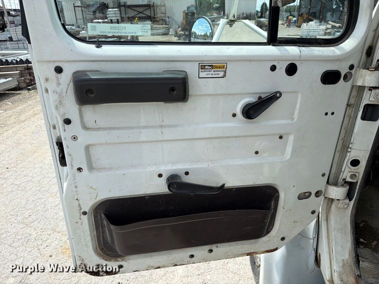 image for item FC3309 1998 International 4700 bucket truck