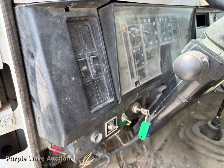 image for item FC3309 1998 International 4700 bucket truck