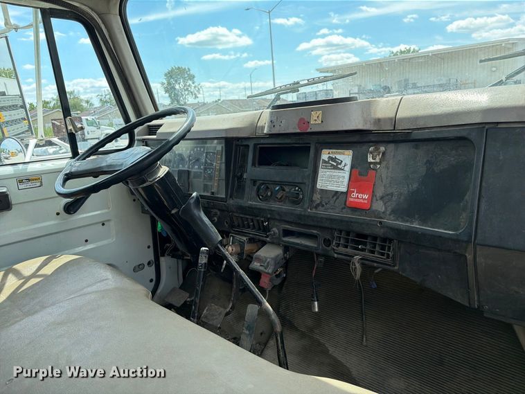 image for item FC3309 1998 International 4700 bucket truck