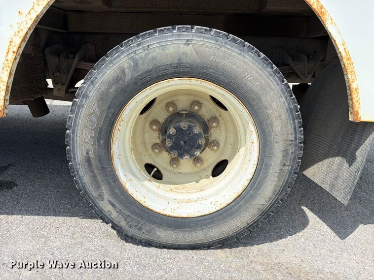 image for item FC3309 1998 International 4700 bucket truck